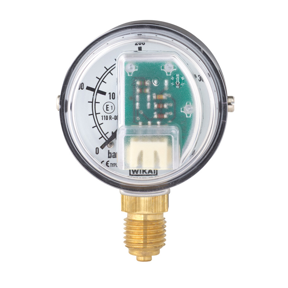 Bourdon tube pressure gauge with stepped electrical output signal